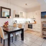 Strandnahe Und Moderne Mit Terrasse, Ravensberg, * בינץ